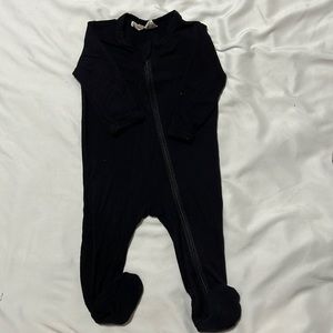Kyte Baby zip-up sleeper in black.